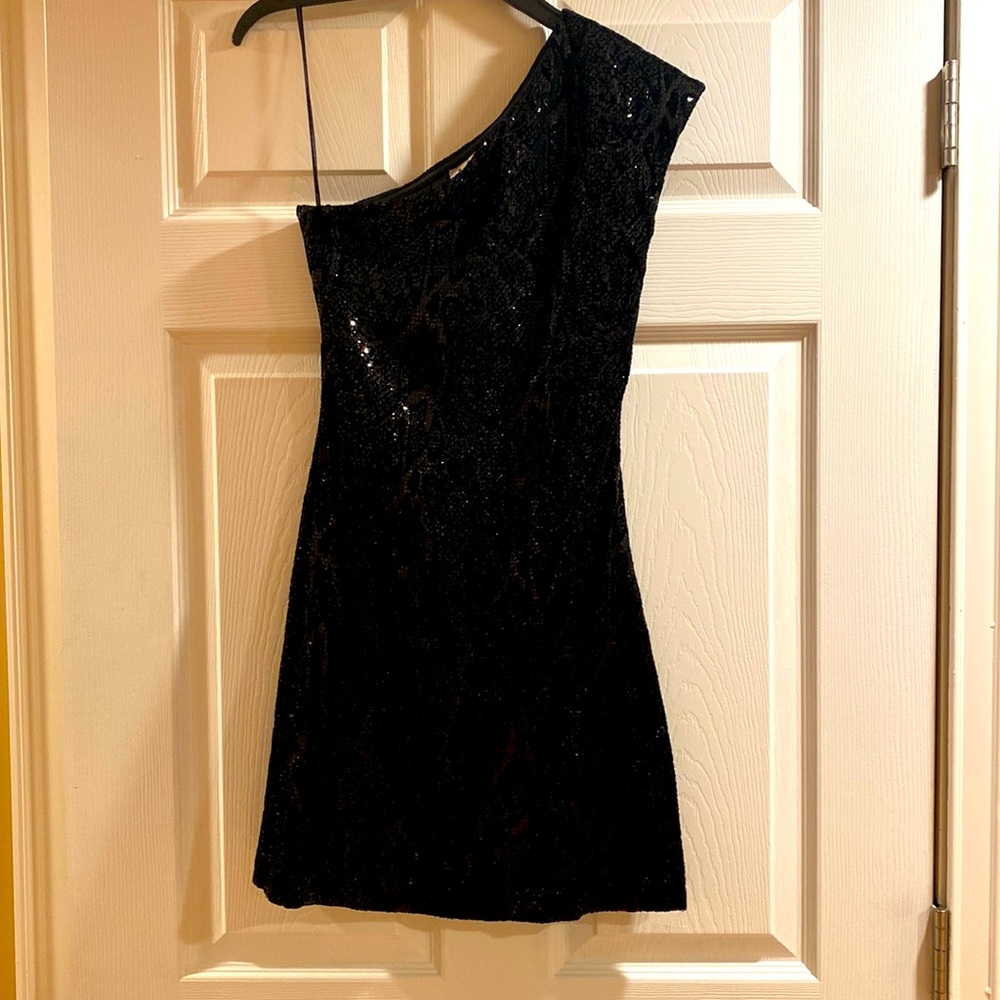 NWOT. Halston Heritage black velvet embossed. 31” length